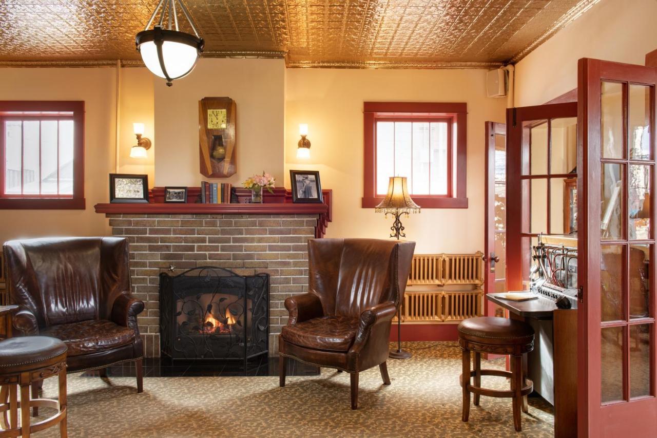 Chamberlin Inn Cody Exterior photo